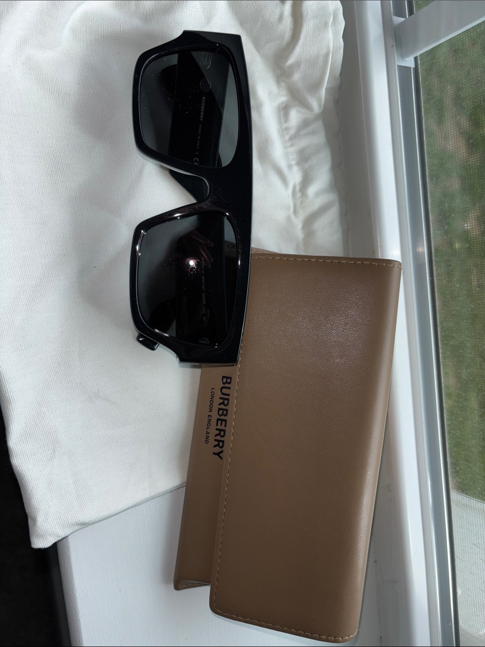 Burberry Black Rectangular Sunglasses with Dark Lenses - Picture 5 of 6